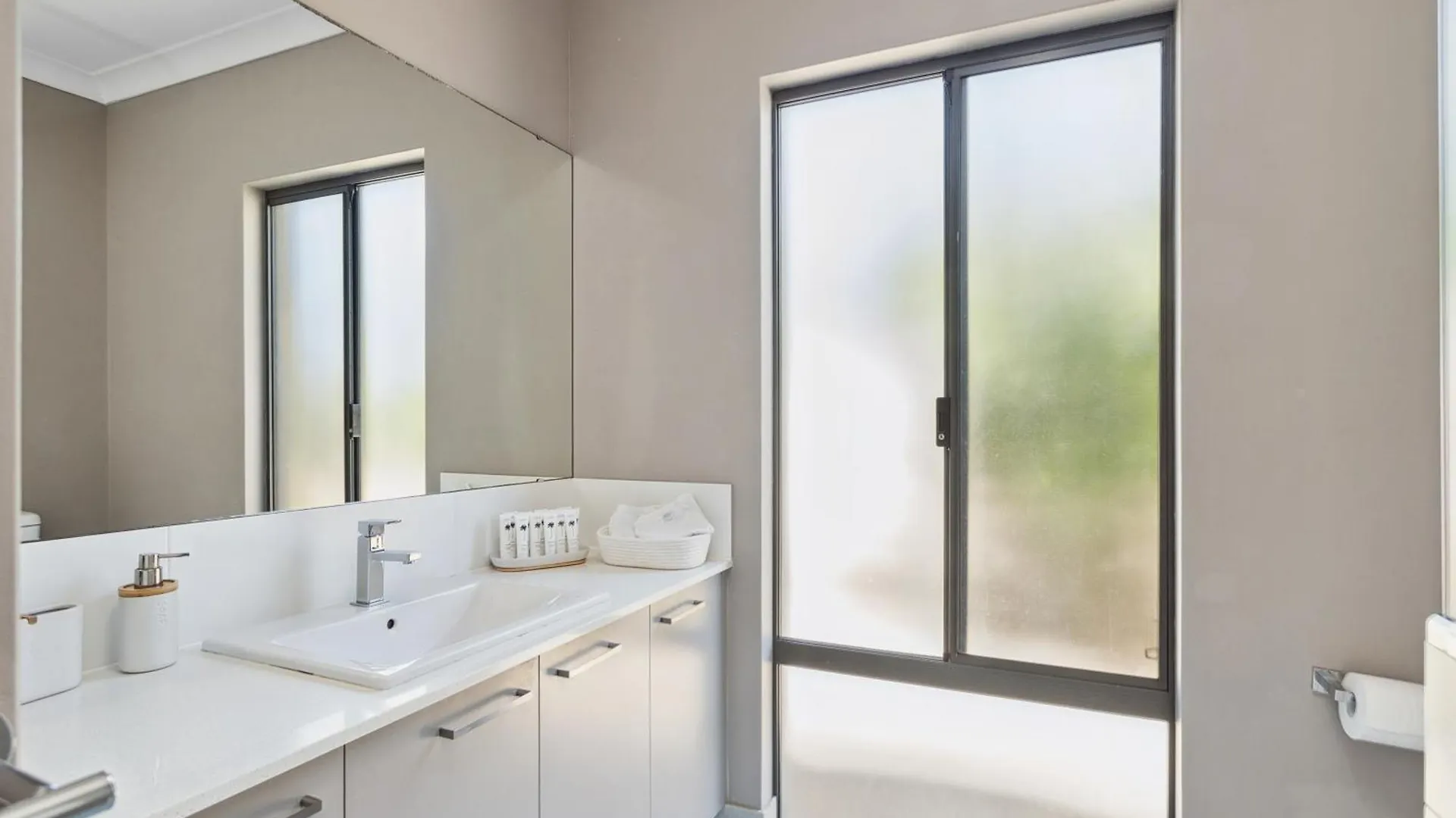 Tranquil Gumnut Cottage - Close To Airport Perth 0*,